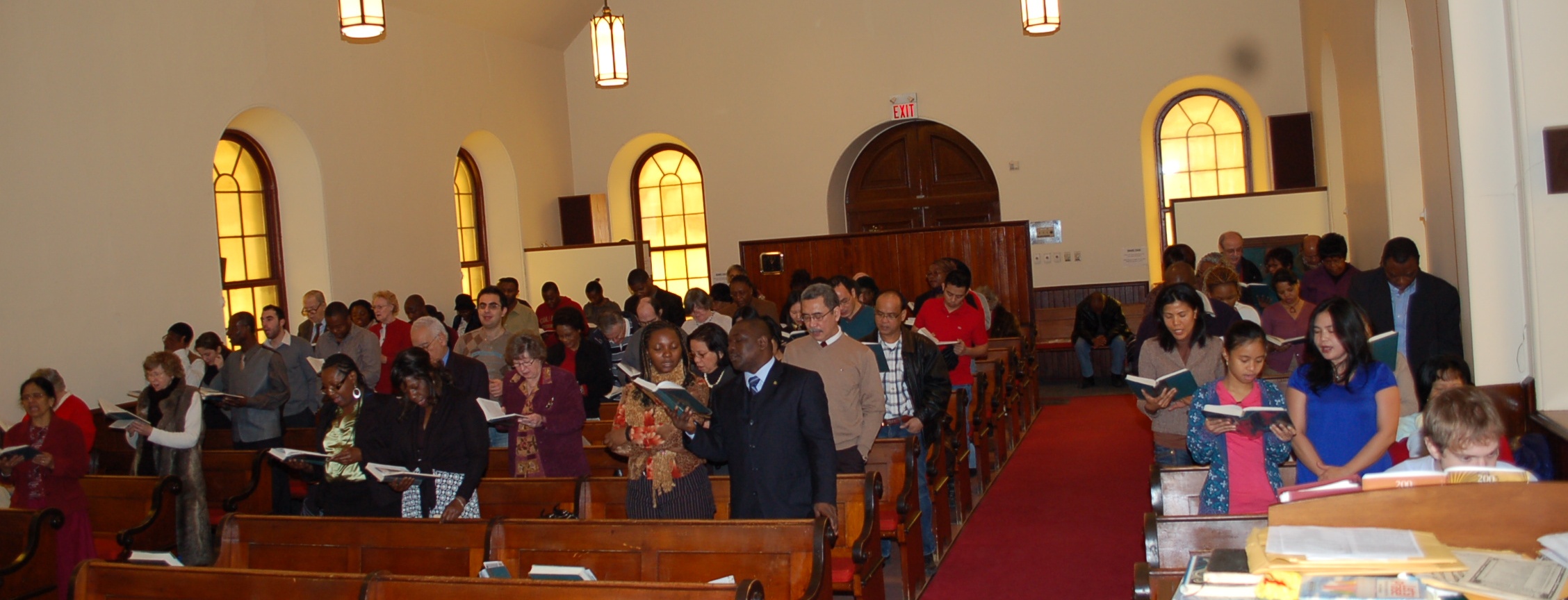 congregation singing – Cote des Neiges Presbyterian Church